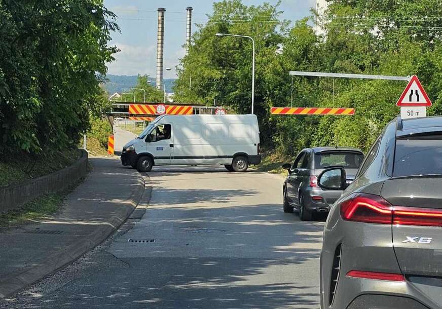 (FOTO) Za pojedine vozači znakovi ništa ne znače: Pogledajte gdje se zaglavio kombi u Banjaluci
