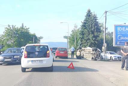 (FOTO) Saobraćajka u Banjaluci: Automobil završio na boku