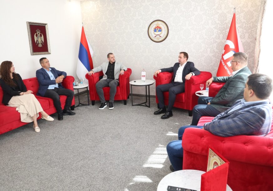 (FOTO) "ZNAČAJNO POJAČANJE" Ugledni ljekar pristupio Socijalističkoj partiji Srpske