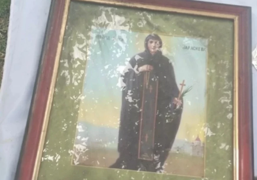 Čudo u Petrovaradinu: Kuća izgorjela od temelja do krova, a vatrogasci izvukli NETAKNUTU ikonu Svete Petke
