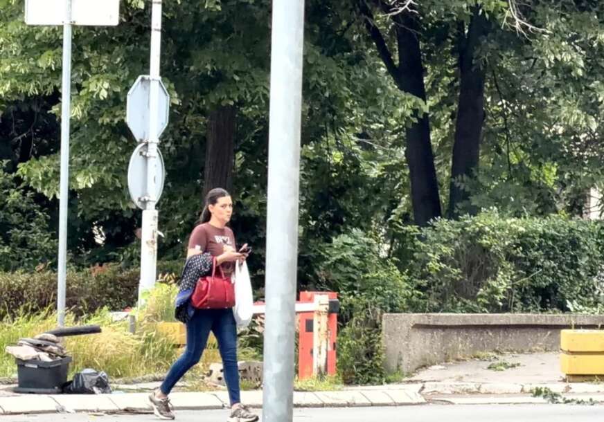 (VIDEO, FOTO) ŽENA SLOBE VASIĆA ISPRED "LAZE LAZAREVIĆ" Jelena vidno slomljena napustila psihijatrijsku ustanovu