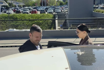 (FOTO) "Ne mrzi ga ništa da uradi za mene" Gobelja došao po Katarinu Grujić na aerodrom, ona otkrila kako stvari stoje u braku