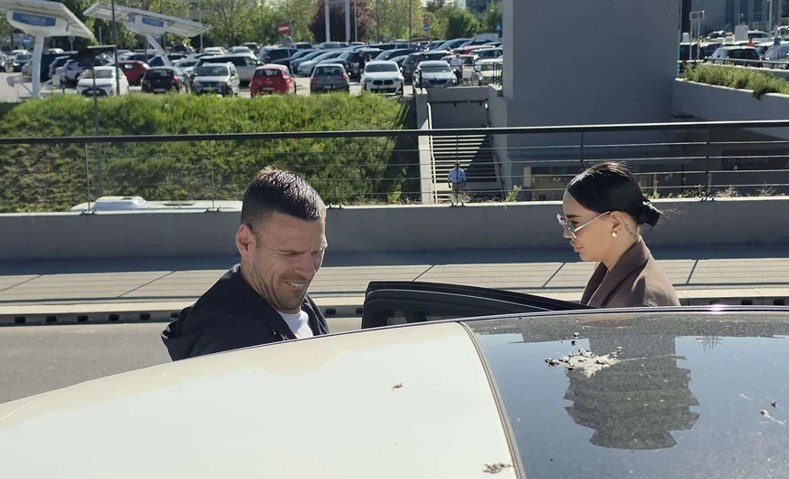 (FOTO) "Ne mrzi ga ništa da uradi za mene" Gobelja došao po Katarinu Grujić na aerodrom, ona otkrila kako stvari stoje u braku