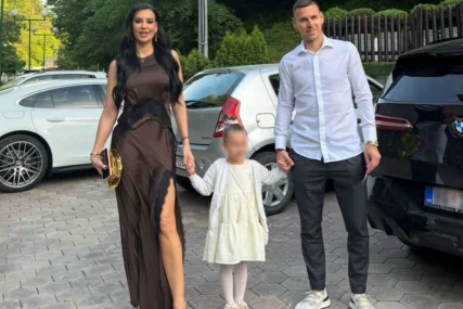 (FOTO) Čipka ispod grudi i ogroman šlic: Kaća Grujić sa Gobeljom i kćerkom stigla na slavlje kod Ljube Perućice