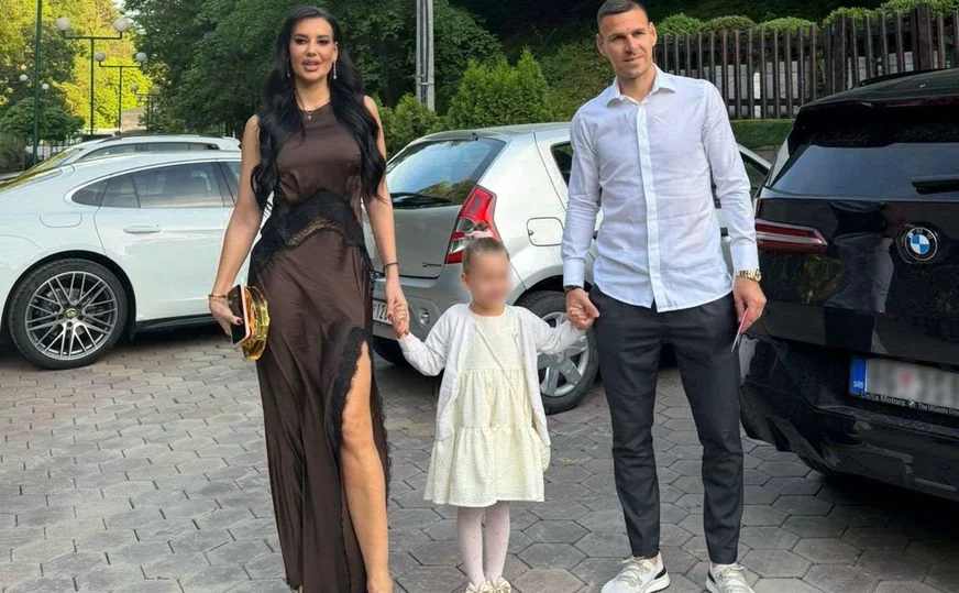 (FOTO) Čipka ispod grudi i ogroman šlic: Kaća Grujić sa Gobeljom i kćerkom stigla na slavlje kod Ljube Perućice