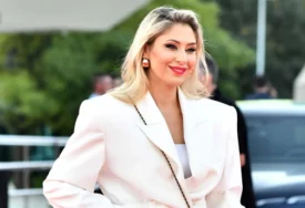 (FOTO) Voditeljkin sin pokupio sve simpatije: Pozira u odelu sa leptir-mašnom i crnim naočarima za sunce