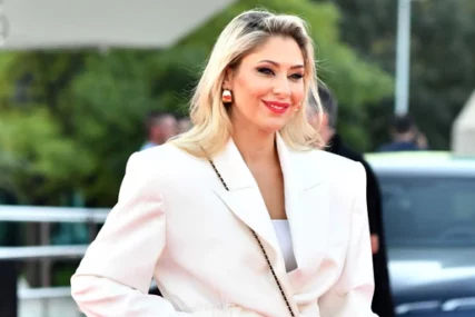(FOTO) Voditeljkin sin pokupio sve simpatije: Pozira u odelu sa leptir-mašnom i crnim naočarima za sunce