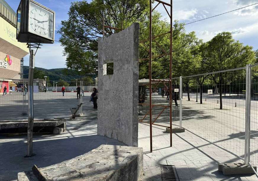 (FOTO) RENOVIRANJE KULTNOG MJESTA SASTAJANJA Mislite li da treba "dirati" krivi sat na Trgu Krajine ili da ostane autentični simbolom katastrofe