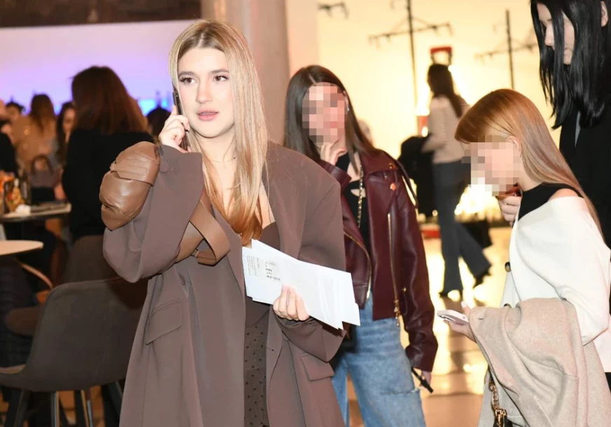 (FOTO) Bujne grudi u prvom planu: Kćerka Goce Tržan napravila selfi koji je mnogima pomutio pamet