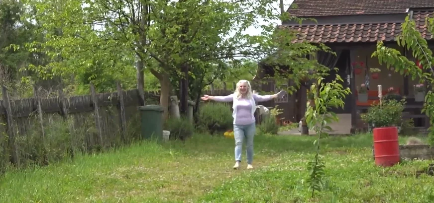 "Zašto bih slušala trube u gradu" Čuvena pjevačica živjela na Vračaru, a sad otkopava baštu na selu