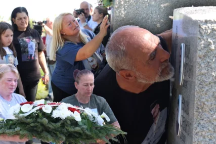(VIDEO) SJEĆANJE NA NEVINE ŽRTVE Obilježene 2 godine od masakra u kojem je ubijeno devetoro mladih ljudi