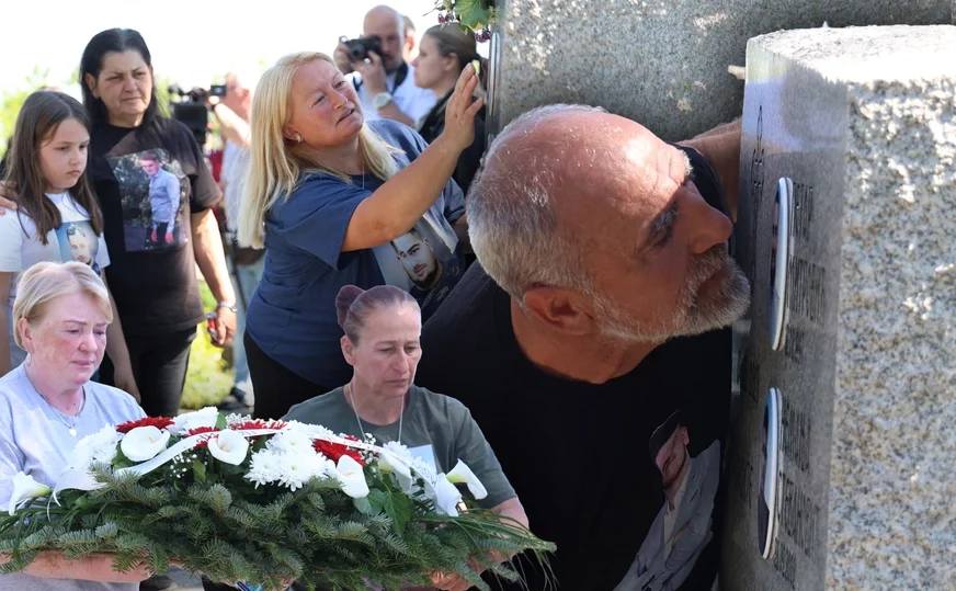 (VIDEO) SJEĆANJE NA NEVINE ŽRTVE Obilježene 2 godine od masakra u kojem je ubijeno devetoro mladih ljudi