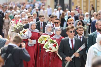 (VIDEO, FOTO) Počela sezona matura u Banjaluci: Defile maturanata Medrese “Reis Ibrahim-ef Maglajlić”
