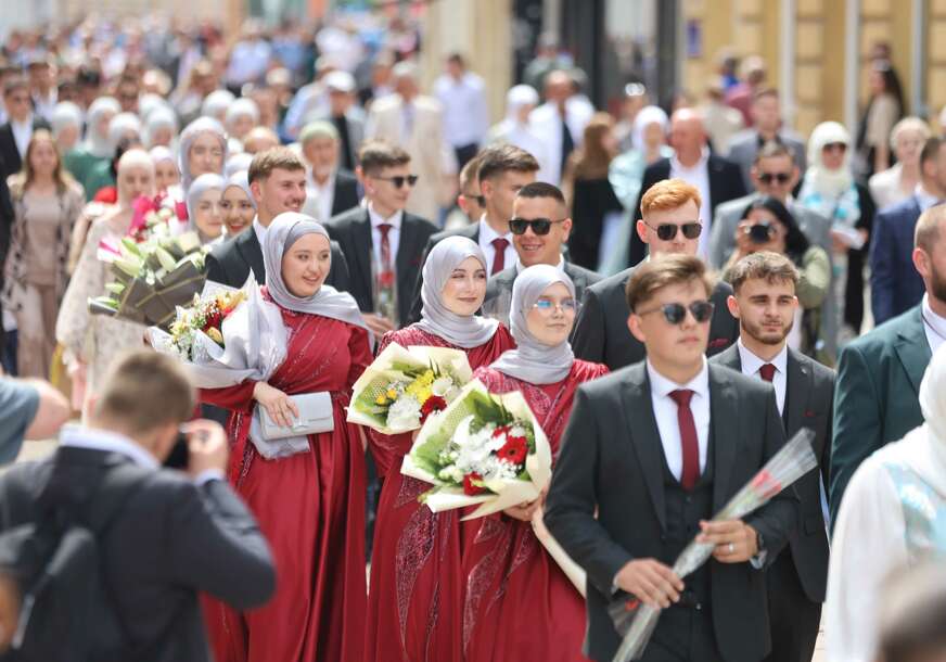 (VIDEO, FOTO) Počela sezona matura u Banjaluci: Defile maturanata Medrese “Reis Ibrahim-ef Maglajlić”