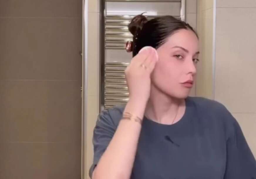 (FOTO) Potpuno prirodno izdanje: Mirka Vasiljević pokazala kako izgleda BEZ ŠMINKE i u bade-mantilu