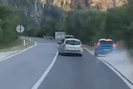 (VIDEO) Snimljeno divljanje na putu u BiH: Vozač ukradenim autom bježao iz Mostara prema Čapljini, navodno izazvao nesreću