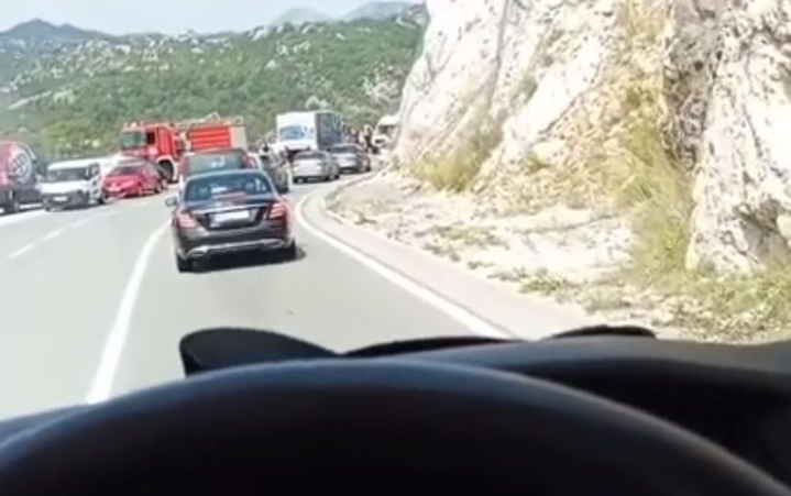 (FOTO) AUTO SMRSKAN, A ON IZAŠAO SAM Nevjerovatna scena na Jadranu, muškarac preživio pad u provaliju duboku 150 metara
