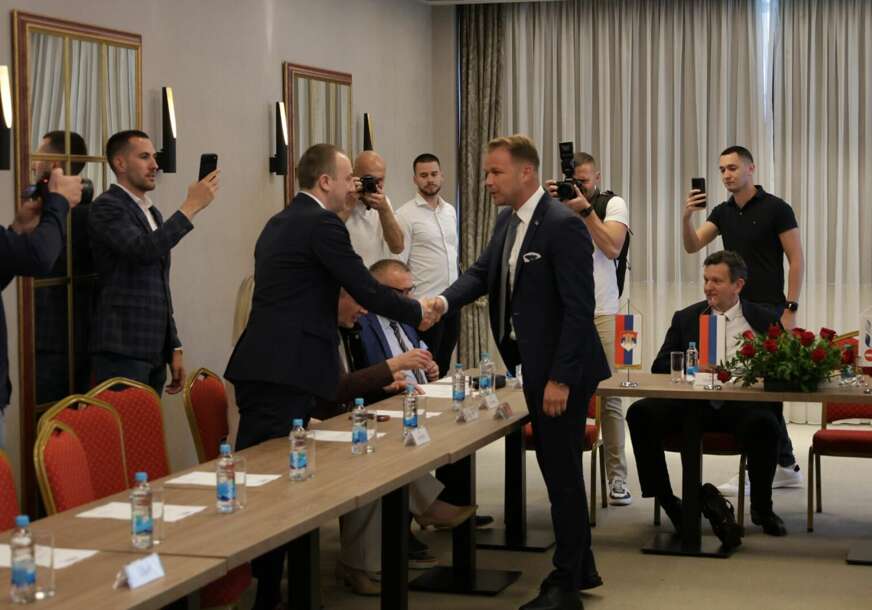 (FOTO) Vukanović se nije pojavio: U Banjaluci počeo sastanak opozicionih stranaka
