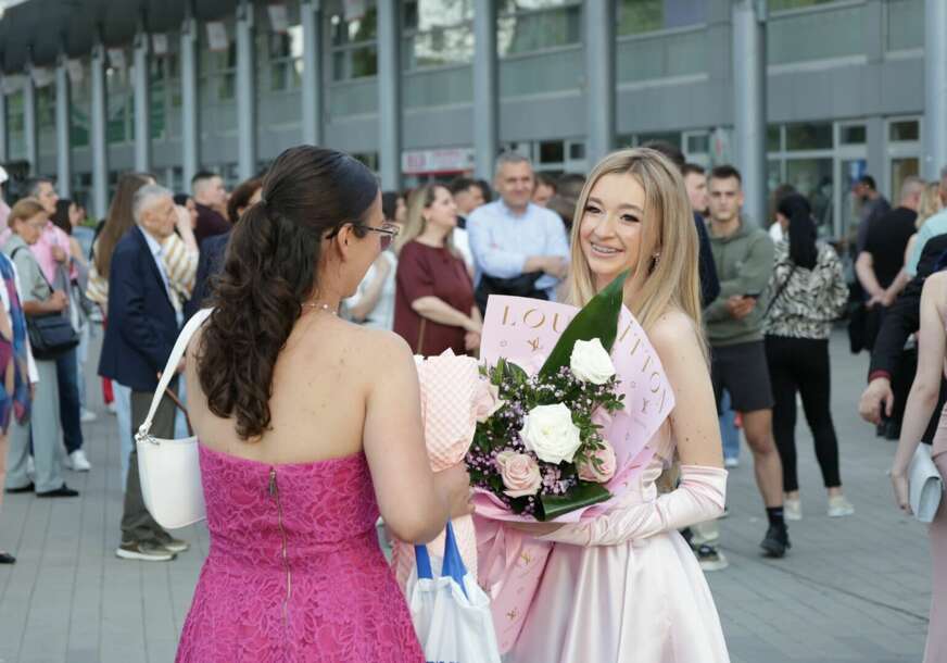 (VIDEO, FOTO) Ove subotnje večeri, ONI SU ZVIJEZDE: Maturanti Muzičke škole zablistali u centru Banjaluke