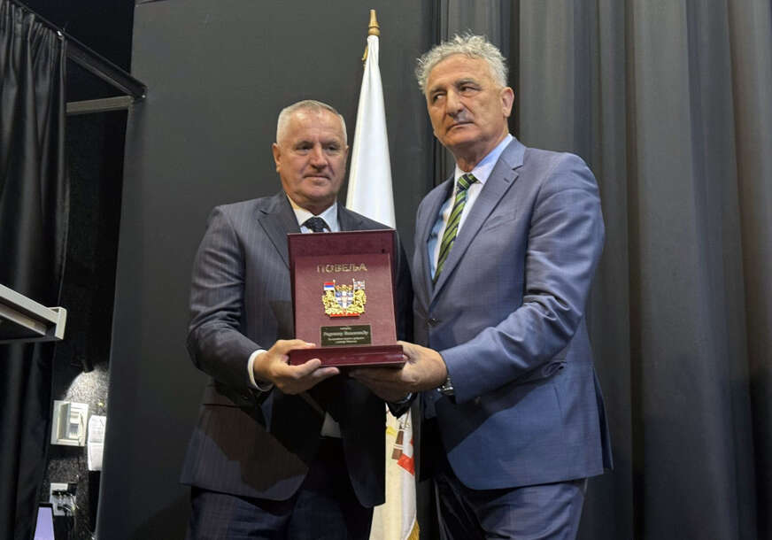 „Izuzetan doprinos u razvoju infrastrukture“ V.d. direktora „Autoputeva RS“ Radovanu Viškoviću uručena Povelja opštine Nevesinje
