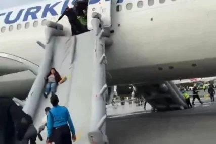 (VIDEO) Ljudi evakuisani toboganima: Izbio požar na avionu punom putnika, aerodrom zatvoren