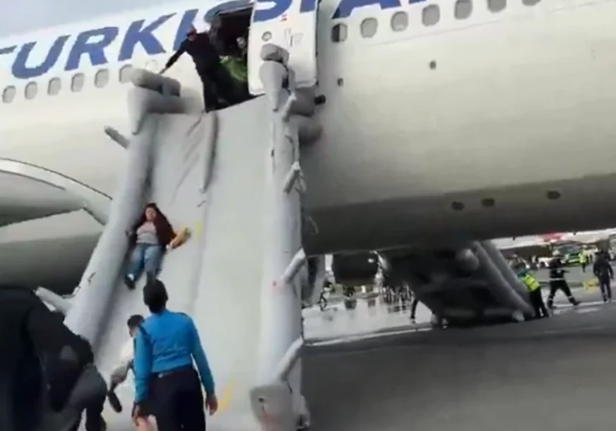 (VIDEO) Ljudi evakuisani toboganima: Izbio požar na avionu punom putnika, aerodrom zatvoren