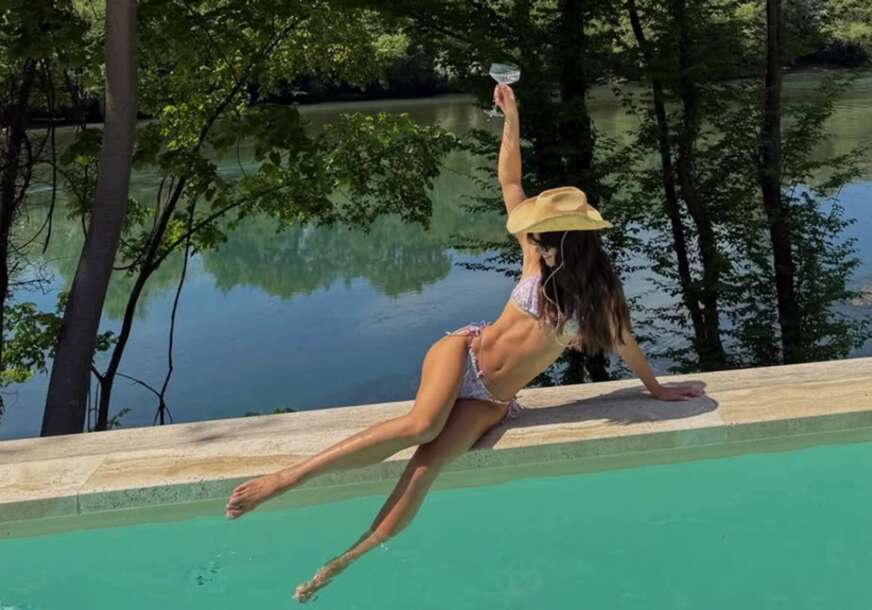 Svi je znate iz serije "Selo gori, a baba se češlja": Poznata glumica (35) MINIJATURNOM BIKINIJU zavodljivo pozira