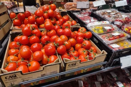 Jednostavan trik sa pijace: Kako prepoznati PRAVI PARADAJZ za 5 sekundi