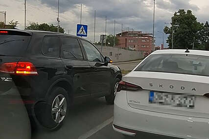 (VIDEO, FOTO) (Ne)obična situacija na ulicama Banjaluke: Policajci stali da PROĆASKAJU, pa napravili kilometarsku kolonu