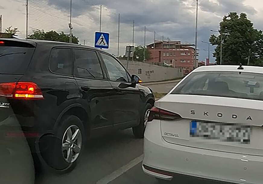 (VIDEO, FOTO) (Ne)obična situacija na ulicama Banjaluke: Policajci stali da PROĆASKAJU, pa napravili kilometarsku kolonu