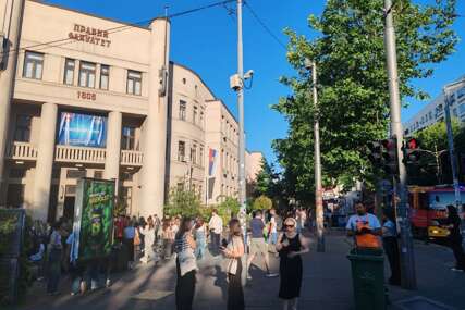 (FOTO) Sumnja se da je odavde sve krenulo: Požar na Pravnom fakultetu, studenti hitno evakuisani