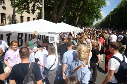 (VIDEO, FOTO) HAOS U BEOGRADU Studenti u blokadi okupili se na Slaviji, vrijeđali policiju kod Predsjedništva