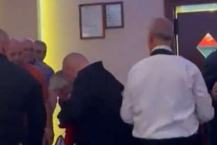 (VIDEO) POGODILA GA PJESMA Gost na svadbi UGRIZAO ĐANIJA za stomak, objavljen snimak sa slavlja, pjevač bijesan prekinuo nastup