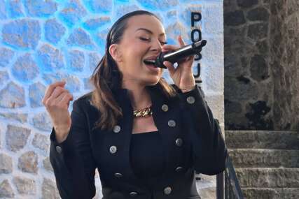 (VIDEO, FOTO) Veče puno nostalgije i hitova: Romana Panić zapjevala u Banjaluci i oduševila publiku u svom rodnom gradu