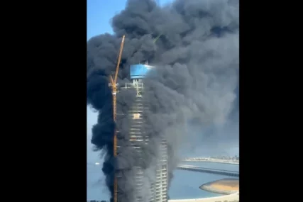 (VIDEO) Crni dim okovao grad: Neboder u Dubai Marinu u plamenu