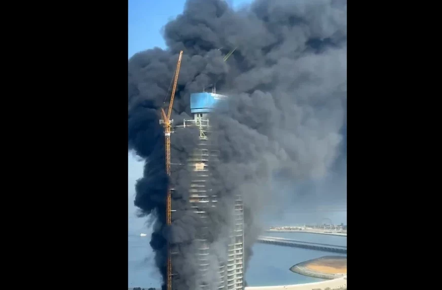 (VIDEO) Crni dim okovao grad: Neboder u Dubai Marinu u plamenu