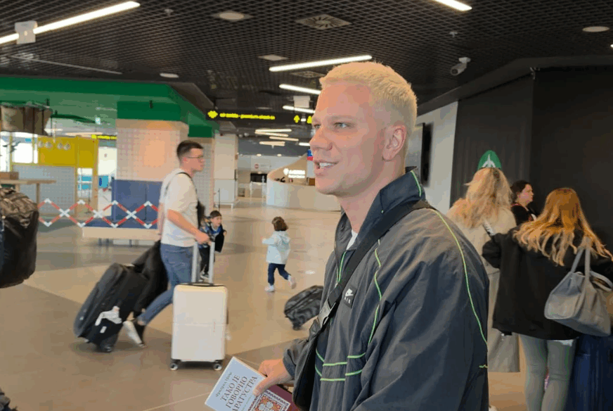 RELJA POPOVIĆ SE OFARBAO U PLAVO Pokazao novo izdanje na aerodromu, svi pogledi fokusirani na pjevača