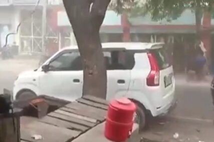 (VIDEO) VIŠE OD 100 MRTVIH Jezivo nevrijeme u Indiji, vjetar lomio bilborde, stabla padala na ljude