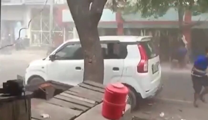 (VIDEO) VIŠE OD 100 MRTVIH Jezivo nevrijeme u Indiji, vjetar lomio bilborde, stabla padala na ljude