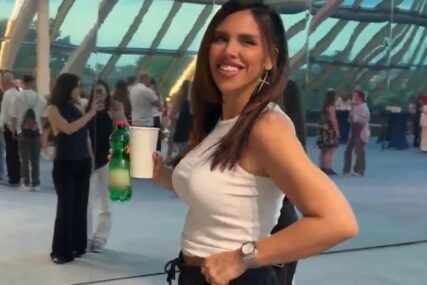 (VIDEO) KAJA MAMI SVE POGLEDE Pjevačica se pojavila bez brusa, pa samouvjereno pozirala