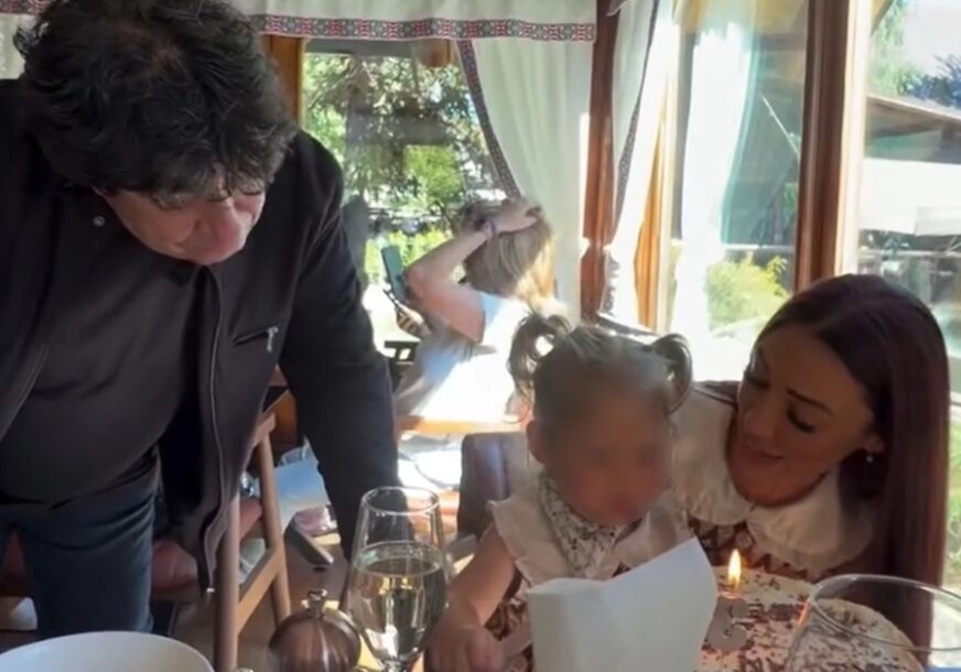 LJUBAV NE ZNA ZA GODINE Muzičar slavi rođendan 30 godina mlađe supruge, kćerkica sa njima duva svjećice