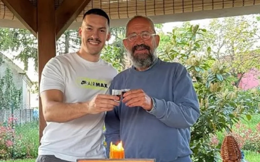 SLAVLJE U DOMU BAKE PRASETA Jutjuber pozirao sa ocem, pristižu čestitke