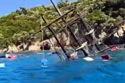 (VIDEO) POTONUO TURISTIČKI BROD Ugroženo 148 osoba, među njima i djeca, drama na poznatom ljetovalištu