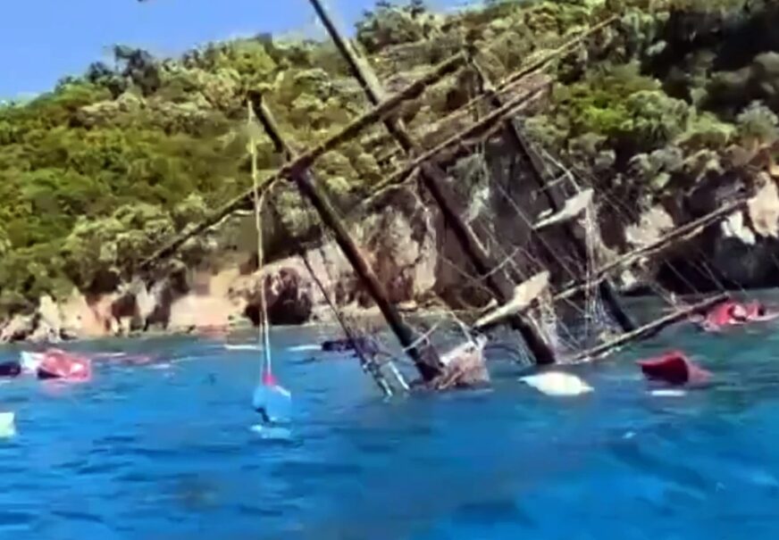 (VIDEO) POTONUO TURISTIČKI BROD Ugroženo 148 osoba, među njima i djeca, drama na poznatom ljetovalištu