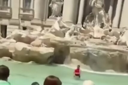 (VIDEO) Nesvakidašnja scena u Italiji: Žena se kupala u rimskoj Fontani, zaštitari odmah reagovali