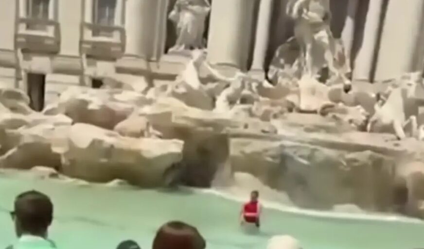 (VIDEO) Nesvakidašnja scena u Italiji: Žena se kupala u rimskoj Fontani, zaštitari odmah reagovali