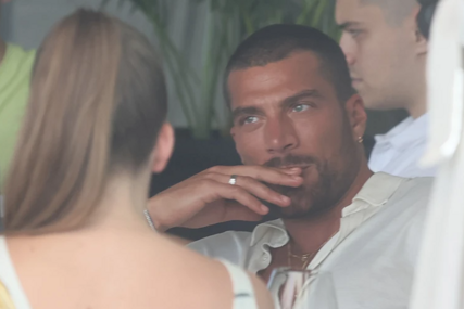 ITALIJANSKI ZAVODNIK UŽIVA U BEOGRADU Djevojke poludjele za njim, prilaze da se fotografišu