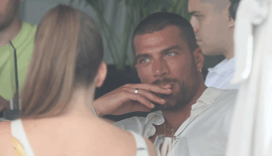 ITALIJANSKI ZAVODNIK UŽIVA U BEOGRADU Djevojke poludjele za njim, prilaze da se fotografišu