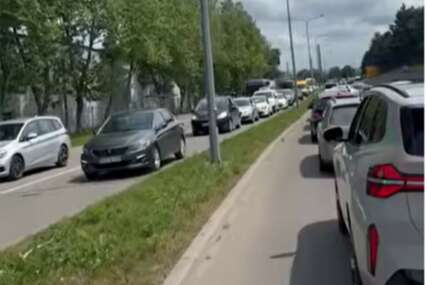 (VIDEO) Kolaps u Banjaluci: Sudar auta i autobusa kod Lesnine