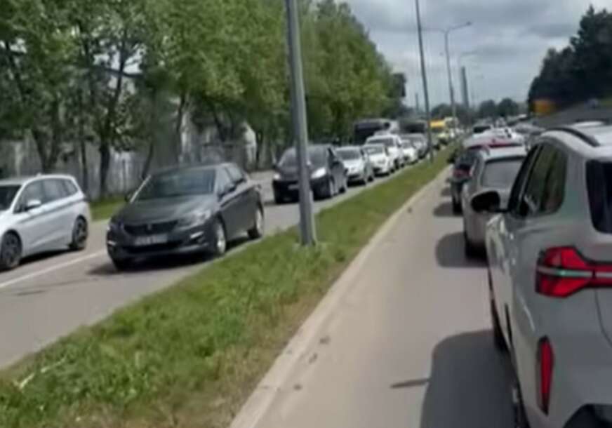 (VIDEO) Kolaps u Banjaluci: Sudar auta i autobusa kod Lesnine